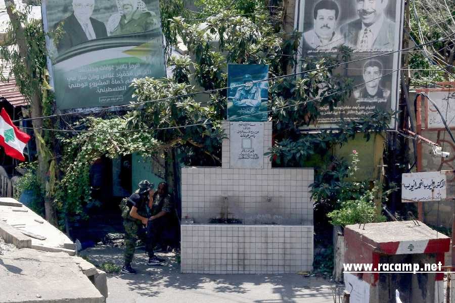 Fatah fighters take a position near the entrance of the Ain al-Helweh Palestinian refugee camp, Lebanon's largest Palestinian refugee camp, during clashes between Fatah movement and Islamists in the camp in the southern coastal city of Sidon on July 30, 2023. (Photo by Mahmoud ZAYYAT / AFP)