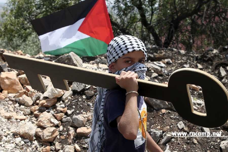 TOPSHOT - A Palestinian youth holds a cutout symbolising the key to houses left by Palestinians in 1948 as Palestinian protesters clash with Israeli forces during a weekly demonstration against the expropriation of Palestinian land by Israel in the village of Kfar Qaddum, near Nablus in the occupied West Bank, on May 11, 2018. (Photo by JAAFAR ASHTIYEH / AFP)        (Photo credit should read JAAFAR ASHTIYEH/AFP/Getty Images)