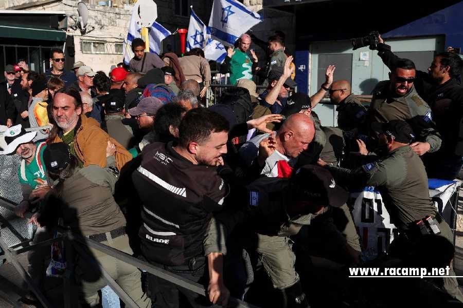 Demonstrators scuffle with security forces during a protest against moves by the Israeli government to fire the Attorney General Gali Baharav Miara and the dismissal of top security agency chief, Ronen Bar, near Israeli Prime Minister Benjamin Netanyahu's residence in Jerusalem, March 23, 2025. REUTERS/Ronen Zvulun