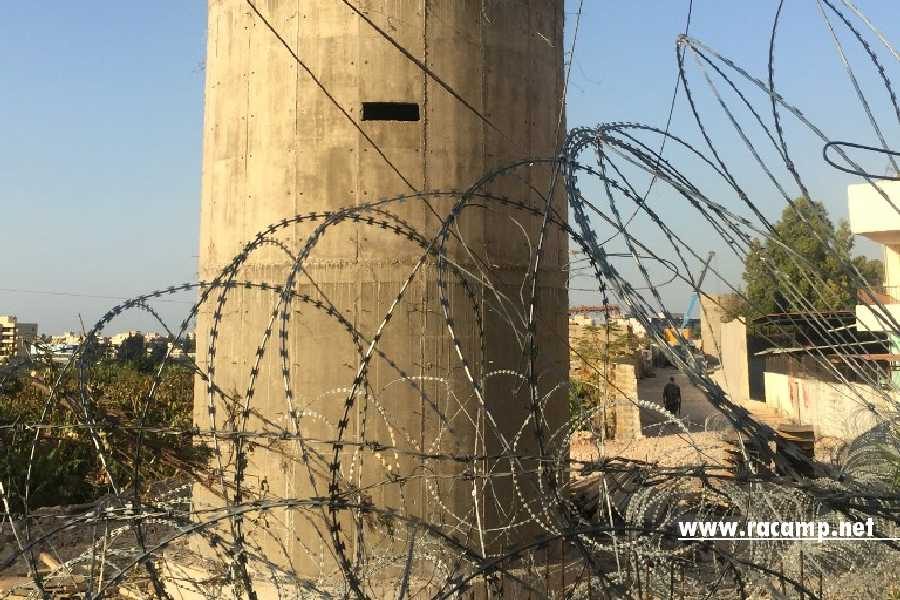 A picture taken on November 21, 2016 shows a building structure at the Palestinian Ain al-Hilweh refugee camp, near the Lebanese southern coastal city of Sidon. 
Lebanon is building a wall near the country's largest Palestinian refugee camp to prevent jihadist infiltrations, a military source said, as some denounced a "wall of shame" like Israel's separation wall.


 / AFP PHOTO / STRINGER