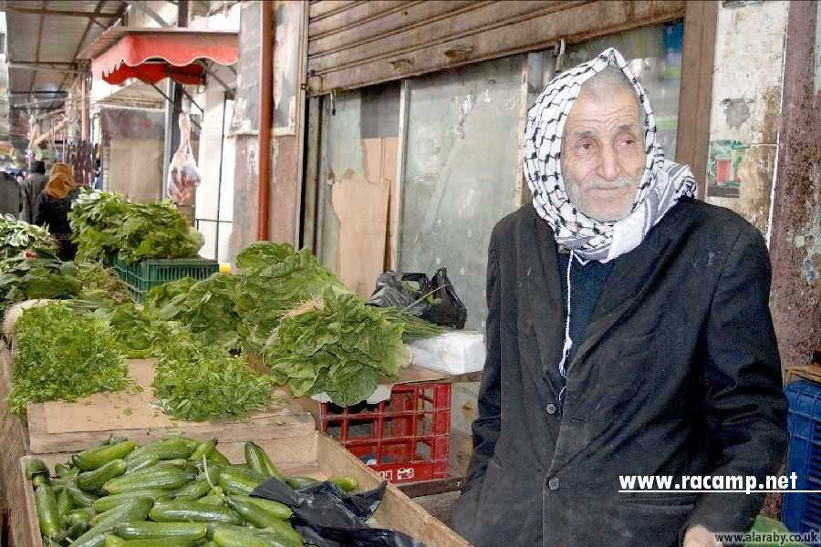 لاجئ فلسطيني في سوق الخضار في عين الحلوة (العربي الجديد)